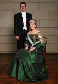 Il sustinem pe principele radu duda in drumul spre presedintia romaniei. Alr Margareta Principesa MoÈ™tenitoare A Romaniei Custode Al Coroanei Romaniei È™i Radu Principe Consort Al Romaniei Princess Court Dresses European Royalty