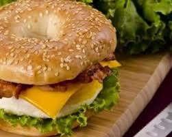 Recette De Bagel Allege Egg And Bacon Recette Recette Cuisson Des Aliments Recettes De Cuisine