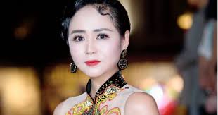 Doanh nhân Bùi Thanh Hương vinh dự trao cúp Cống hiến