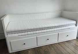 Das bett ist bereits transportfähig zerlegt und die teile sind mit folie eingeschlagen. Tagesbett