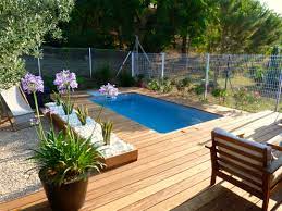 piscine avec terrasse en bois essence cumaru jardiniere avec gravier blanc et cactus premier plan pot en zinc noir avec ag terrasse bois terrasse piscine