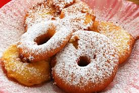 Le frittelle si preparano in pochi minuti con un impasto facilissimo reso ancora più soffice dal lievito per dolci pane degli angeli. Frittelle Di Mele Con Uvetta E Pinoli Ricette Di Frutta E Verdura Eri Cimotto