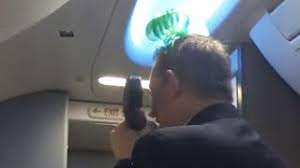 Azafato de vuelo hace llorar de risa a los pasajeros - YouTube