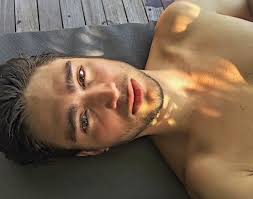 .pernikahan dengan kekasihnya, eryck amaral, yang merupakan model asal brazil. Dikabarkan Nikahi Aura Kasih Ini 10 Potret Eryck Amaral