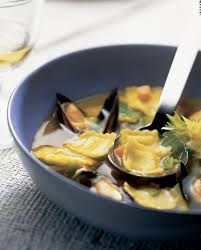 Soupe Safranee Aux Moules Et Aux Ravioles Pour 4 Personnes Recettes Elle A Table Recette Recettes De Cuisine Recette Sympa Soupe Gourmande