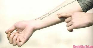 Còn đối với xã hội hiện đại bây giờ hình xăm được coi là một môn nghệ thuật, mà bất cứ ai cũng có thể chơi, đặc biệt là chị em phụ nữ. Hinh XÄƒm Chá»¯ Ä'áº¹p á»Ÿ Cá»• Tay Tin Tá»©c Hinh áº£nh Má»›i Nháº¥t Vá» Hinh XÄƒm Chá»¯ Ä'áº¹p á»Ÿ Cá»• Tay