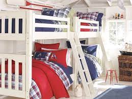 Karena menyatu dengan dinding ruangan, setiap area tempat tidur terlihat ekstra nyaman dengan kasur busa serta bantal dan guling empuk dan punya privasi tersendiri yang unik. 15 Ide Terkeren Desain Ranjang Susun Untuk Rumah Minimalis Uprint Id