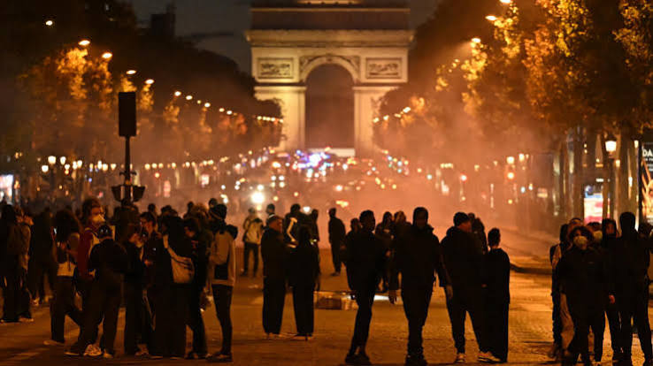 Chaotic scenes as organisers of French protests claim 800,000 have taken to streets - France 24