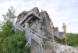 Salut, sper ca o sa va placa episodul asta. Cetatea Poenari Printre Cele Mai InfricosÄƒtoare Locuri Din Lume Universul Argesean