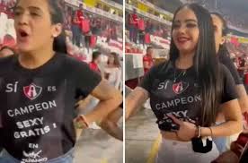 Aficionadas de Atlas enseñan de más por dinero en estadio