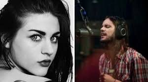 Kurt cobain's daughter, frances bean cobain, has curated a new official clothing collection to commemorate her late father. Is Frances Bean Cobain Marrying A Kurt Cobain Look Alike