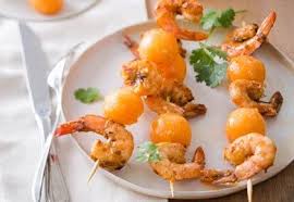 Brochettes De Melon Et Crevettes Au Curry Rouge Et Lait De Coco Crevettes Curry Fruits Et Legumes Frais Curry Rouge