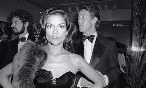 #biography #biographyofstar #holly #halston powered by: Netflix Tipp Halston Die Neue Mini Serie Uber Den Modedesigner