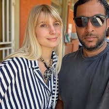 Elisa Hyde's Instagram, Twitter & Facebook