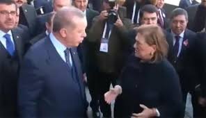 Sakıp sabancı'nın vefatıyla boşalan sabancı holding yönetim kurulu başkanlığı'na seçilen güler sabancı, şu anda türkiye'nin en güçlü kadınlarından biri. Cumhurbaskani Erdogan Guler Sabanci Ile El Sikismadi Mi