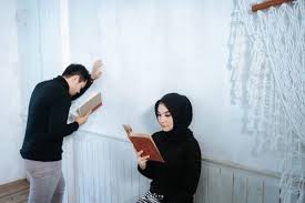 Prewedding islami indoor contoh ide inspirasi bagi anda yang memegang erat syariat islam namun ingin menampilkan sisi elegan untuk acara pernikahan anda. Ide Gaya Pemotretan Foto Prewedding Indoor Casual Wedding Market