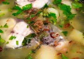 Masukkan ikan tenggiri dan masak hingga mendidih serta matang setelah ikan mulai terlihat matang, masukkan belimbing wuluh, tomat, cabai utuh, dan daun bawang. Resepi Sup Ikan Tenggiri Soo Hoon Sumber Sedap Resepi