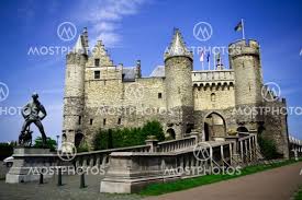 Antwerpen beweert het wereldcentrum van de diamant te zijn en dit met reden. The Steen Castle Antwerpen By Peter Kirillov Mostphotos