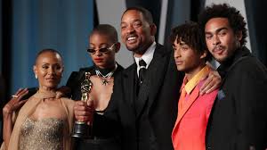 Will smith lief auf die bühne und ohrfeigte chris rock, nachdem dieser sich über smiths frau . W1c68bmkhozvsm
