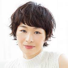 顔まわりのピンパーマで自然な立体感を キュートなショートヘアの完成 40代のショートヘア パーマ ボブヘア ショートカット