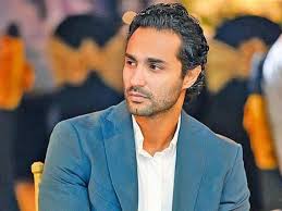 تدوراحداث فيلم بنات العم حول الثلاث فتيات وهما شوق (أحمد فهمي) وشاهندا (هشام ماجد) وشيماء (شيكو) حيث يعيش الثلاثة مع جدتهن تاتا بطة (رجاء الجداوي) في قصر قديم، ورغم حاجتهن إلا أنهن لا يستطعن بيعه لوجود لعنة أصابت كل من حاول بيعه قبلهن. Ø±ØºÙ… Ø§Ù†ÙØµØ§Ù„ Ø£Ø­Ù…Ø¯ ÙÙ‡Ù…ÙŠ Ø¹Ù† Ø§Ù„Ø«Ù„Ø§Ø«ÙŠ ÙƒØ±ÙŠÙ… ÙÙ‡Ù…ÙŠ Ø¶ÙŠÙ Ø´Ø±Ù Ù‚Ù„Ø¨ Ø£Ù…Ù‡ Ù…ØµØ±Ø§ÙˆÙ‰