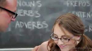 Versaute Schülerin verführt Lehrer bei Unterricht - Drpornofilme.com