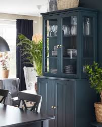 Https Www Ikea Com Images Ein Lommarp Schrank Mit Vitrinentueren Neben Einem Esstisch 32400fd82da Traditionelles Wohnzimmer Glasschrankturen Ikea Wohnzimmer