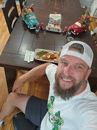 Hilary Knapp's Instagram, Twitter & Facebook