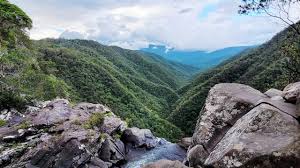 Hike windin falls in tropical north queensland for this epic sunrise and natural infinity pool. Q O Umiybmtycm