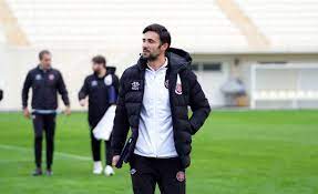 Ömer erdoğan (3 mayıs 1977 doğumlu) bir türk futbol koçu ve şu anda hatayspor'un teknik direktörü olan eski bir oyuncu. Omer Erdogan Kimdir Omer Erdogan In Kariyeri Hatayspor Un Yeni Teknik Direktoru Kim