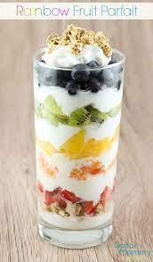 Rainbow Fruit And Yogurt Parfaits Are A Healthy And Delicious Treat They Are Great For Breakfast Or As A Healthy Snack Ra Makanan Ide Makanan Makanan Manis
