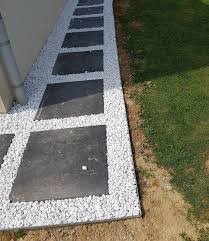 Allee Pas Japonais Dalle Gres Cerame Noir Galet Blanc Amenagement Paysager Devant Maison Decoration Jardin Exterieur Dalle Jardin