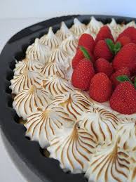 Tarte A La Rhubarbe Meringuee Fraises Fraiches Tarte Rhubarbe Tarte Gateaux Et Desserts