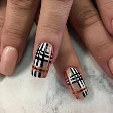 Uñas decoradas con diseño de bob esponja con diferentes caras emotivas con la lengua por fuera, riéndose, preocupado y pensativo. Unas Decoradas Con Pies La Controversial Tendencia Que Tiene Confundidas A Las Redes Video Telemundo