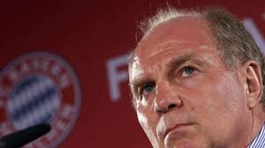 Louis van gaal, exentrenador del barcelona, señaló que le ve cualidades a frenkie de jong para que sea zaguero central dentro de la oncena de quique setién. Hoeness Greift Van Gaal An Sport A Z