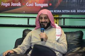 Dari video di youtube itu, syekh ali jaber terlihat sedang duduk di sebuah bangsal rumah sakit dengan tangan kanan yang masih ada bekas darah. Mengenal Sosok Dan Perjalanan Dakwah Syekh Ali Jaber Urbanasia Com