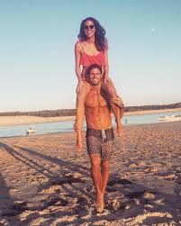 Dans infidèle, tom leeb joue le rôle dr gabriel, un ostéopathe qui va faire tourner la tête d'emma la série parle des rapports amoureux et non amoureux, de la difficulté de trouver sa place dans une c'est une femme passionnante et passionnée par son métier. Tom Leeb Pyla