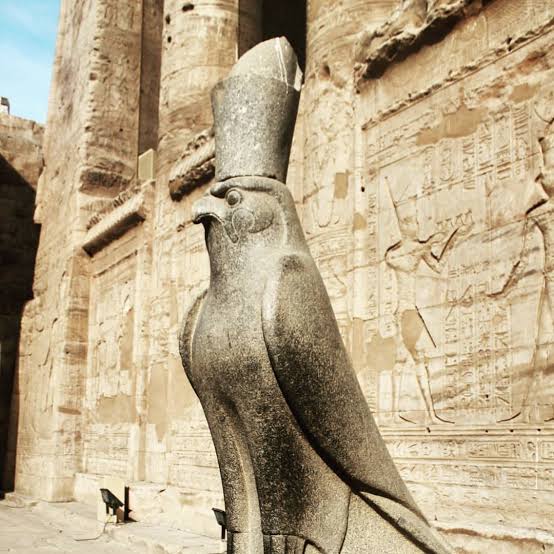 باحث أثري يكشف قصة الإله حورس في الحضارة المصرية القديمة | صور
