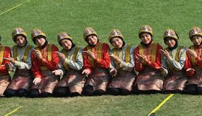 Saat kita menyaksikan pertunjukan tari saman, kita bisa melihat dengan jelas para penari utama menunjukkan pola lantai berupa garis lurus ini. Tari Saman Penjelasan Sejarah Pola Busana Fungsi Dan Gambarnya