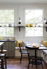 Mesa de madera pintada en blanco y reloj de pared, de meridiana. 11 Ideas Para Crear Un Office En Tu Cocina