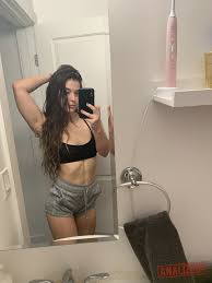 Amateur model holds her bare ass during a series of nude selfies - Pichunter