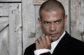 He is an actor, known for milonga (1999), la talpa (2004) and uomini e donne (1996). Il Ritratto Gianni Sperti Isa E Chia