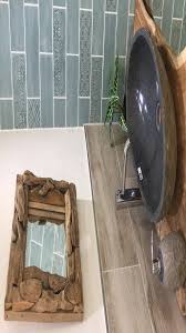 Retrostyle Im Gaste Wc Natursteinwaschbecken Auf Holzplatten Liegen Im Trend Dazu Die Passenden Metrofliesen Und De Video Spiegel Holz Gaste Wc Badezimmer Dekor Diy