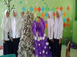 Bila kamu ingin mempercantik tampilan halaman rumah, kamu bisa membuat taman kecil. Manfaatkan Kertas Bekas Siswa Buat Prakarya Desain Baju