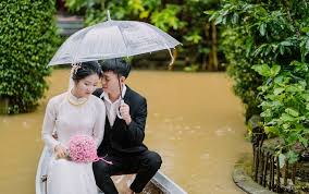 Chú rể đi ô tô đến gần nhà gái, nước ...