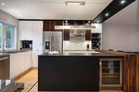 Cet Espace Fait Preuve De Creativite Grace A Son Melange De Couleurs Le Blanc Des Armoires En Polyethylene Le Noir Mat Du C Kitchen Home Decor Breakfast Bar