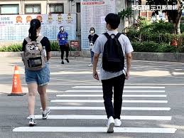 教育部長潘文忠今天（7 日）宣布：因應全國三級警戒延長，原定 7 月初舉行大學指考，將延期至 7 月 28 日至 7月 30 日。 另外，原定 7 月底舉行的 111 新型學測試辦考試，則取消實體考試，改為另外提供紙本練習試卷。 At0r33m5fb4v5m