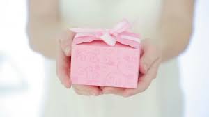Jenis hadiah untuk sahabat perempuan. 14 Inspirasi Kado Untuk Teman Perempuan Yang Manis Dan Tak Terlupakan
