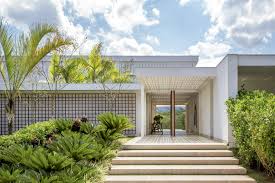A casa aberta é a empresa que vai se dedicar a concretizar os desejos dos clientes de forma personalizada, caminhando junto para construir o lugar ideal. Casa Aberta Para O Verde Em Angra Dos Reis Casa Claudia