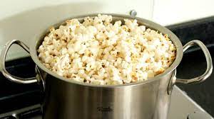 Faites un gros nœud à l'extrémité de votre fil et glissez la canneberge jusqu'au bout. Comment Faire Du Pop Corn Maison Inratable Recette En 3 Minutes How To Make Homemade Popcorn Youtube